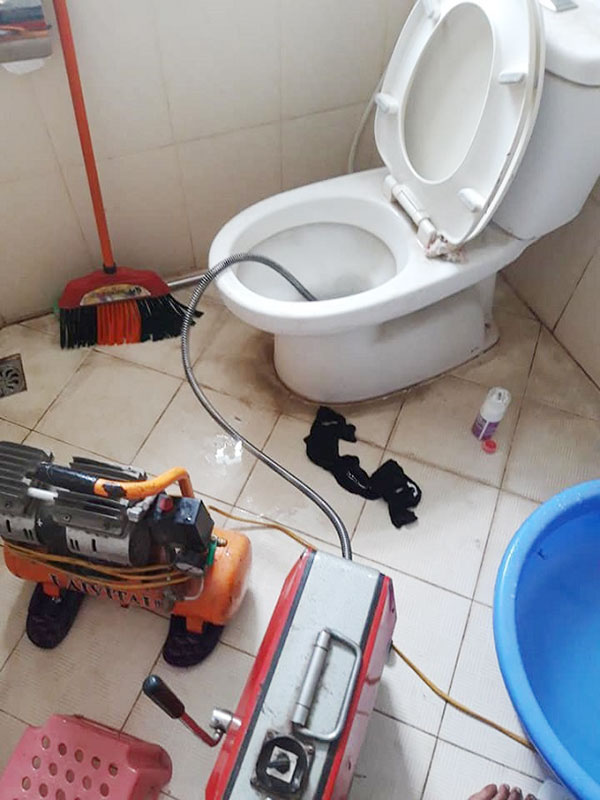 Thông bồn cầu Đức Huệ